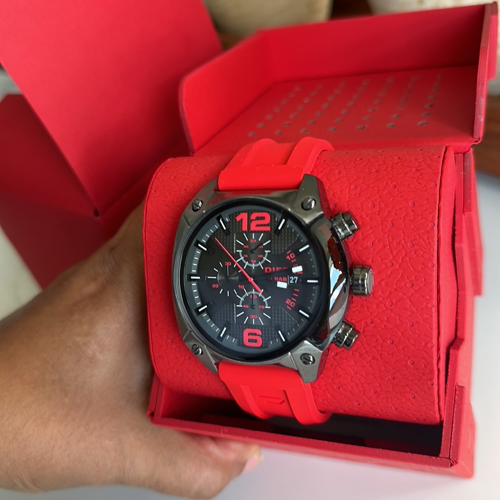 DIESEL©
Overflow Chronograph
Silicone Strap Watch, 49mm
× 55mm - Picture 3 of 10